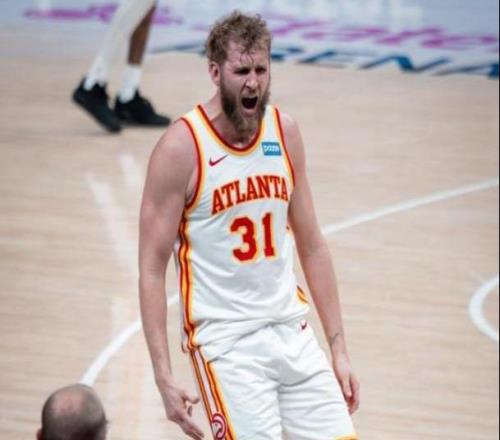 太离谱了！狂轰26+11+5+4！你快打成浓眉了