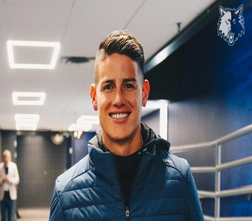 J罗现场观战森林狼，向戈贝尔赠送球衣&获赠签名球衣