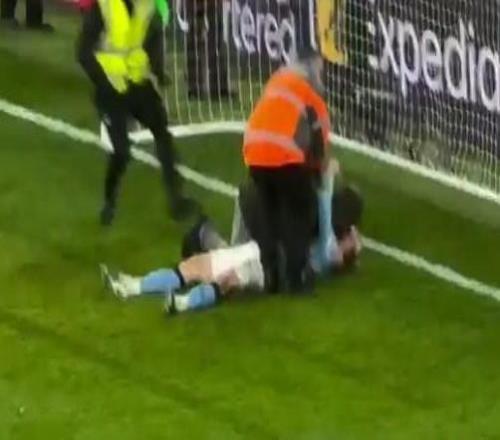 其实我只想安静地躺会儿，在昨日比赛最后时刻哈兰德被一球迷紧抱