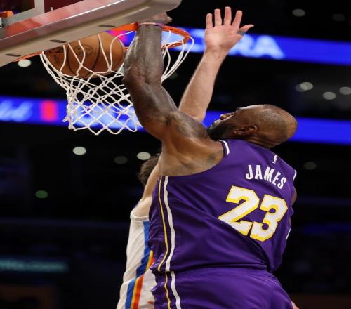 湖人为什么输球詹姆斯第四节没摸几次球！多尔特犯规被放过！