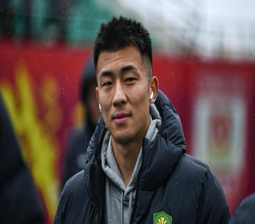 又受伤了！北京国安再次官宣何宇鹏骨折，受伤位置和去年一模一样