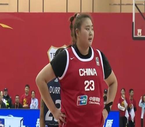 王思雨替补上场，刘禹彤砍下8分！中国女篮半场领先国际联队11分