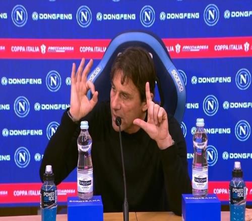 孔蒂：以后赛后发布会我都会比两冠手势，并且列举零冠的球队