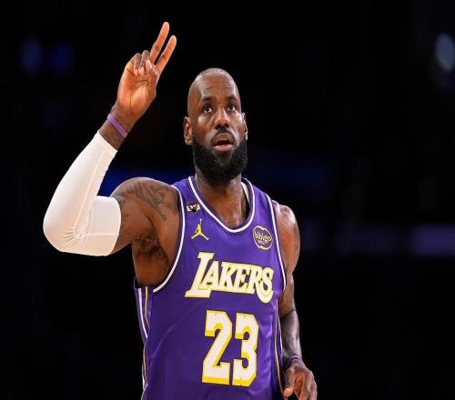 三双答卷，詹姆斯出场35分钟砍下28分10板12助攻，正负值+6