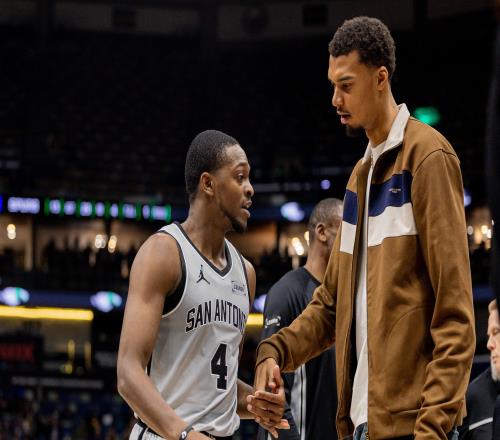 福克斯舍身取义助攻队伍文班受伤他化身战斗英雄_NBA直播