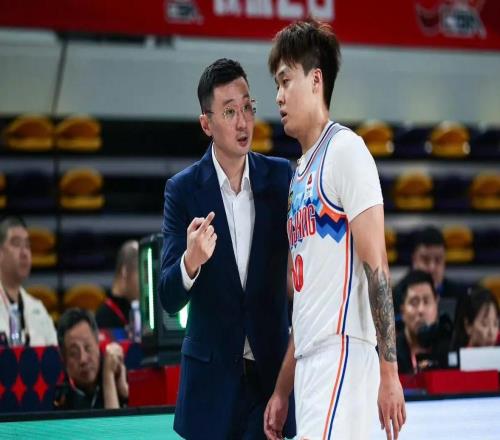 推翻重建吧！CBA土豪俱乐部高薪挖球员一场空，已有两人赛季报销