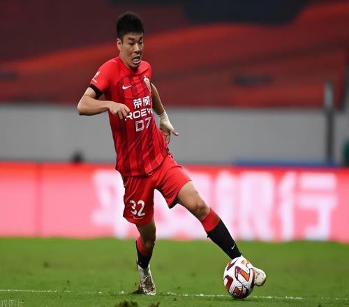 何宇鹏在国安队受伤长期缺阵，或让冯博轩迎来命运反转，压哨留队