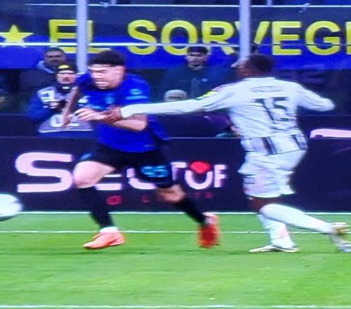 国米绝杀尤文献上新年贺礼！习惯特权的人为什么破防了