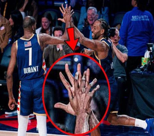 小卡与杜兰特手掌对比惊人！看起来相当于KD两倍大历史排名第9