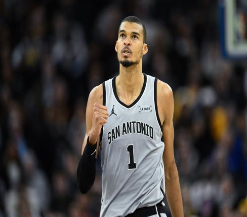 文班亚马称雷诺为血脉手足自谦不敢自视为其领路人_NBA直播