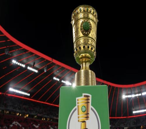 德国杯上拜仁曾与勒沃库森交手八次，拜仁取得六场胜利