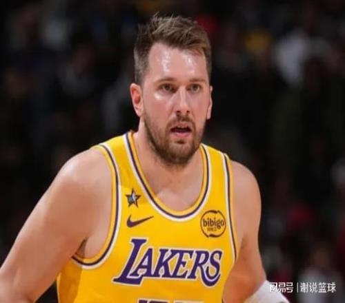 湖人被宿敌血脉压制，东契奇詹姆斯低效刷分，替补遭对手超六碾压