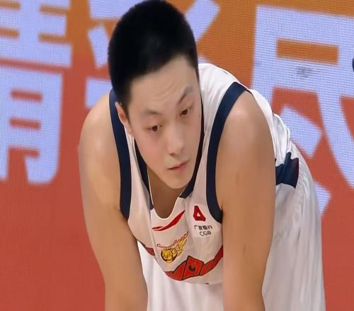 恭喜广东队！胡明轩携手焦泊乔躺进国家队，力保男篮豪取两连胜