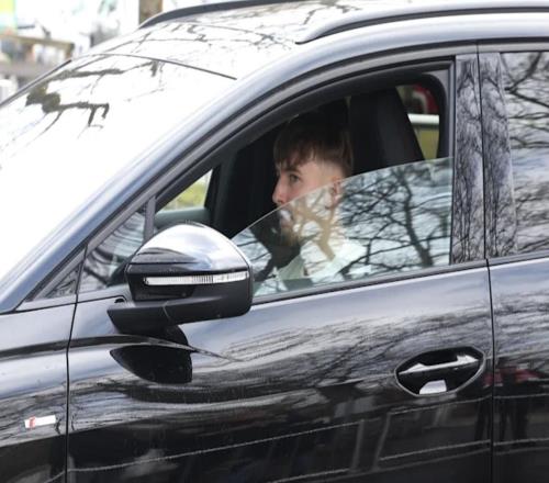 成年了，图片报：伦纳特卡尔首次独自驾车前往训练基地