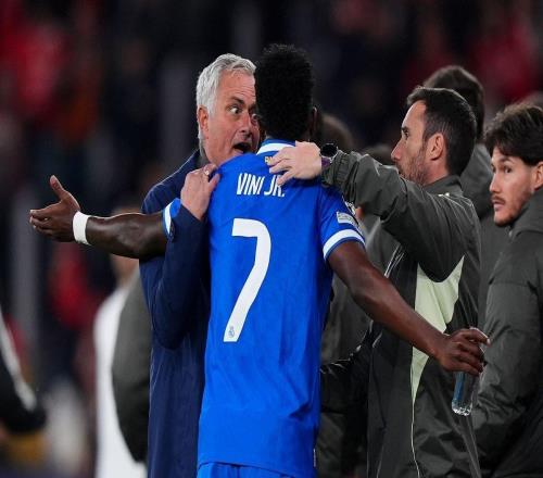 费迪南德:穆帅处理维尼修斯事件确有不当,但他绝非种族主义者