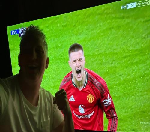 施魏因斯泰格晒握拳自拍庆祝谢什科进球:Yessssssss!