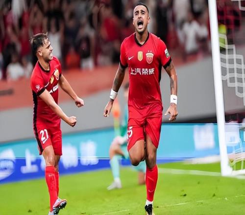 成都蓉城迎来久违的外援回归,球迷却高兴不起来,直言他早该走了