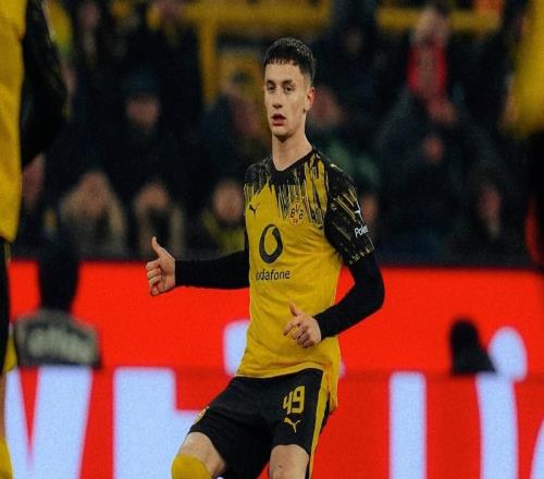 体图:多特已向队内18岁的意大利中卫雷贾尼开出新合同