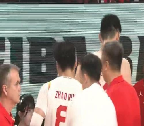 压力有些大,中国男篮首节共9次犯规&四人拿到2犯