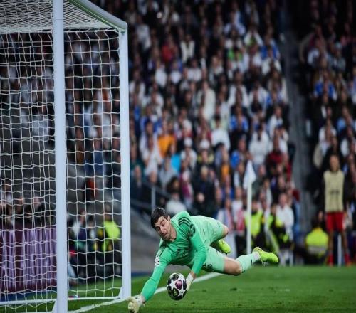 库尔图瓦晒图：只要全队同心、有球迷的支持，我们不可战胜