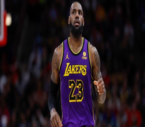 詹姆斯在2016年大逆转73胜总亚军勇士至今，得分比莱昂纳德还多！