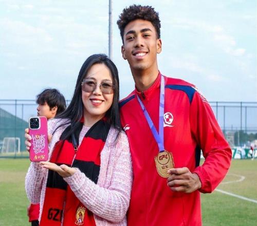 零元购已有3家中超球队向恒大足校花钱买人,球迷:就剩海港了