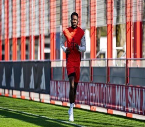 拜仁官方:阿方索戴维斯开始跑步训练,迈出恢复的坚实一步