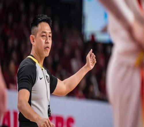FIBA官方致歉中国男篮引热议!媒体人质疑中国特供版不查查裁判吗