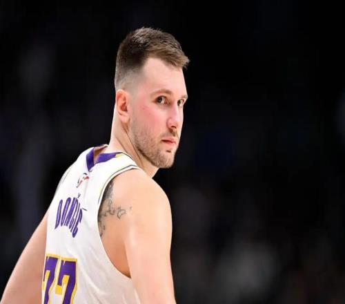 湖人防守是真辣眼!首发5个仅1个能防,全场漏三分,体系乱糟糟!