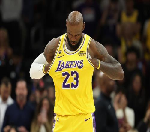 詹姆斯湖人生涯12000分里程悲:爆冷遭残阵太阳赛季三杀沮丧低头