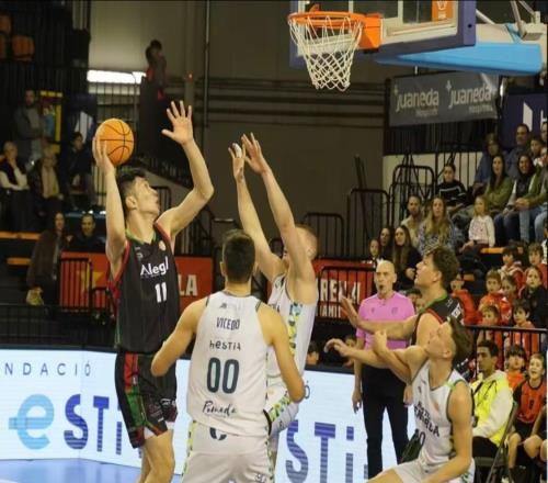 辗转3万里汇合，首战却成龙套打省队郭士强该用余嘉豪对付一人