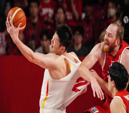 正式道歉!国际篮联认错,纵容裁判吹黑哨,日媒承认吹罚不公正!