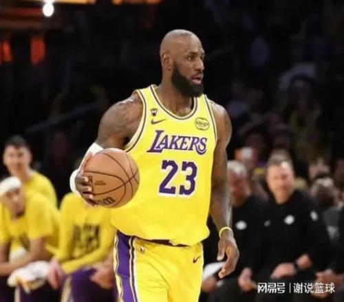 湖人深陷舆论漩涡，詹姆斯未来下家二选一，12+3前锋或继续休战