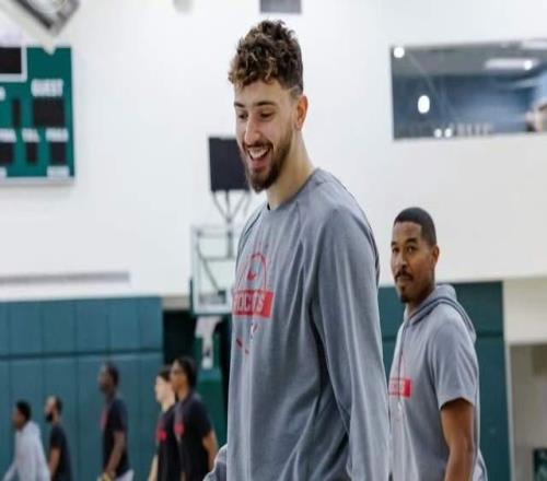 正负值18，申京+阿门数据刷子火箭15+7锋线再缺1场他才是核心