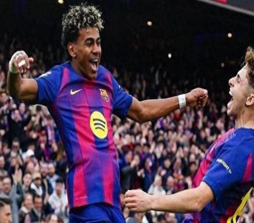 亚马尔职业生涯首演“帽子戏法”,巴萨大胜稳居榜首