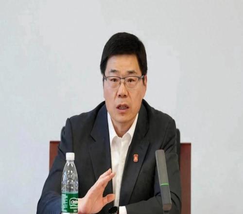 压力太大！中国篮协主席在更衣室哭了郭士强拥抱安慰球员拍肩膀