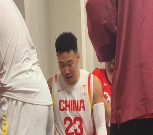 贺希宁晒合影庆祝男篮胜利，胡明轩评论：乐邦詹士先生