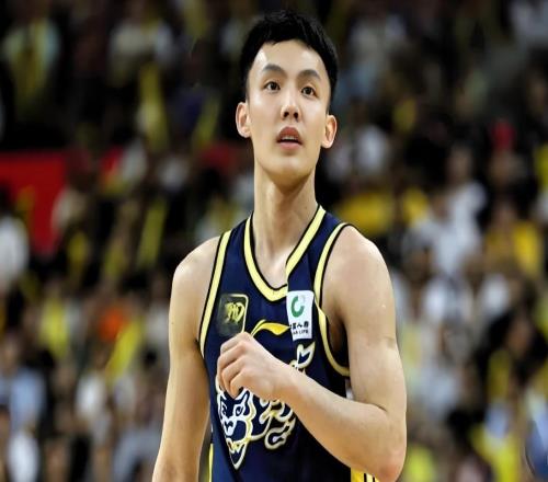 回来了！徐杰现身广东训练基地，状态不错，期待痊愈出战第二阶段