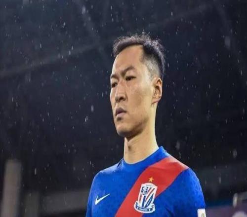 曾是国足队长也是申花队长,娶校花儿女双全,37岁拿金球再登巅峰