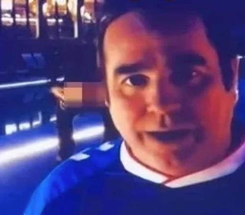 天空体育直播突发意外!球迷镜头前露屁股,主持人道歉中断采访