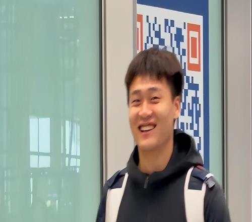 男篮回国！赵睿廖三宁超开心，赵继伟竖大拇指，张镇麟李弘权畅谈