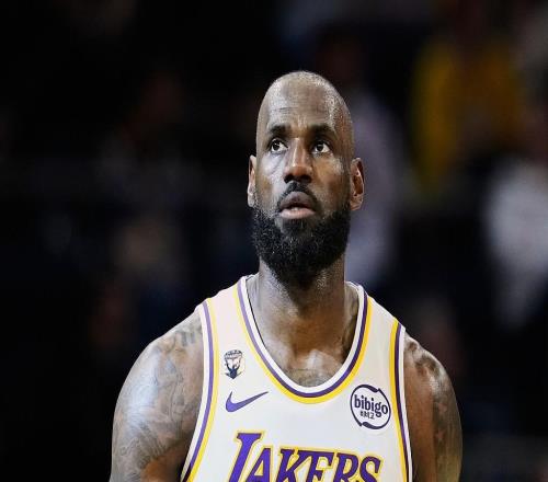 微微发力,詹姆斯15投8中拿下24分,正负值+13