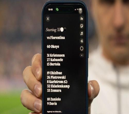 整活，乌迪内斯赛前现场拿手机公布首发名单