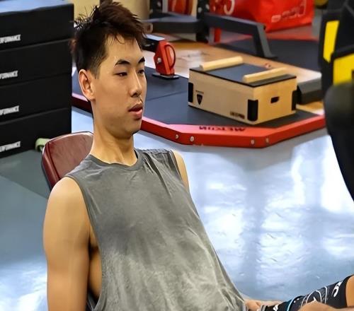 广东备战新疆:徐杰杜润旺打闹,小崔360斤深蹲,奎因2人划船