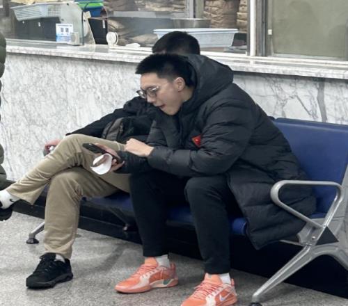 贺希宁曝光胡明轩无缘世预赛原因:膝伤复发回国第一时间去医院