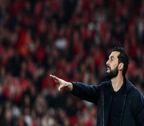 科贝:阿韦洛亚先是召集队长开会,之后又与一线队全员会面