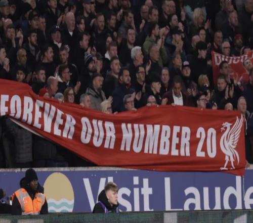 纪念若塔，狼队、红军球迷在比赛第18分钟和第20分钟发出呼声