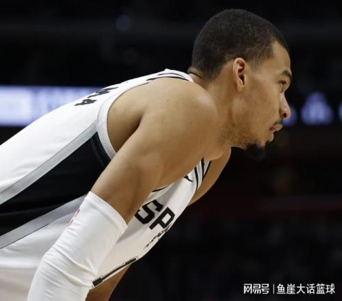 40分惨败!文班10分5罚,马克西19中8探花伤退,马刺8人得分上双