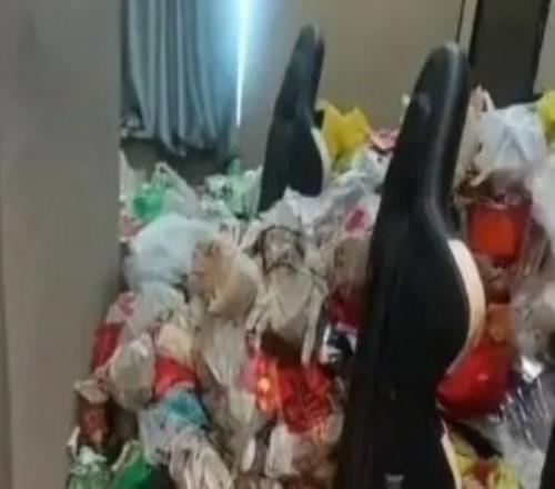 一電競酒店退房后畫面“不堪入目”垃圾堆積超1米耗時三天清理所有垃圾