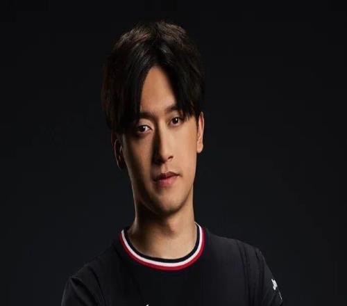 凯迪拉克发布新赛季首款赛车服，周冠宇上身图来了！！